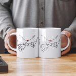 Taza personalizada con manos entrelazadas