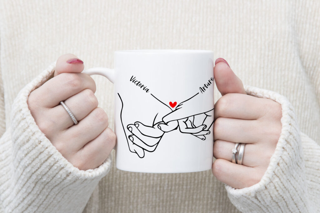 Taza personalizada con manos entrelazadas