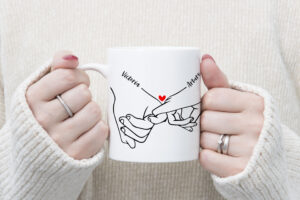 Taza personalizada con manos entrelazadas